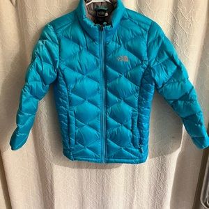The North Face jacket 550 solid turquoise. Puffer, full zip front coat.